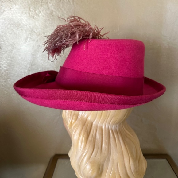 IMPORTED VINTAGE FUCHSIA FELT WIDE BRIM DEDORA WITH COORDINATING OSTRICH FEATHER main image 7